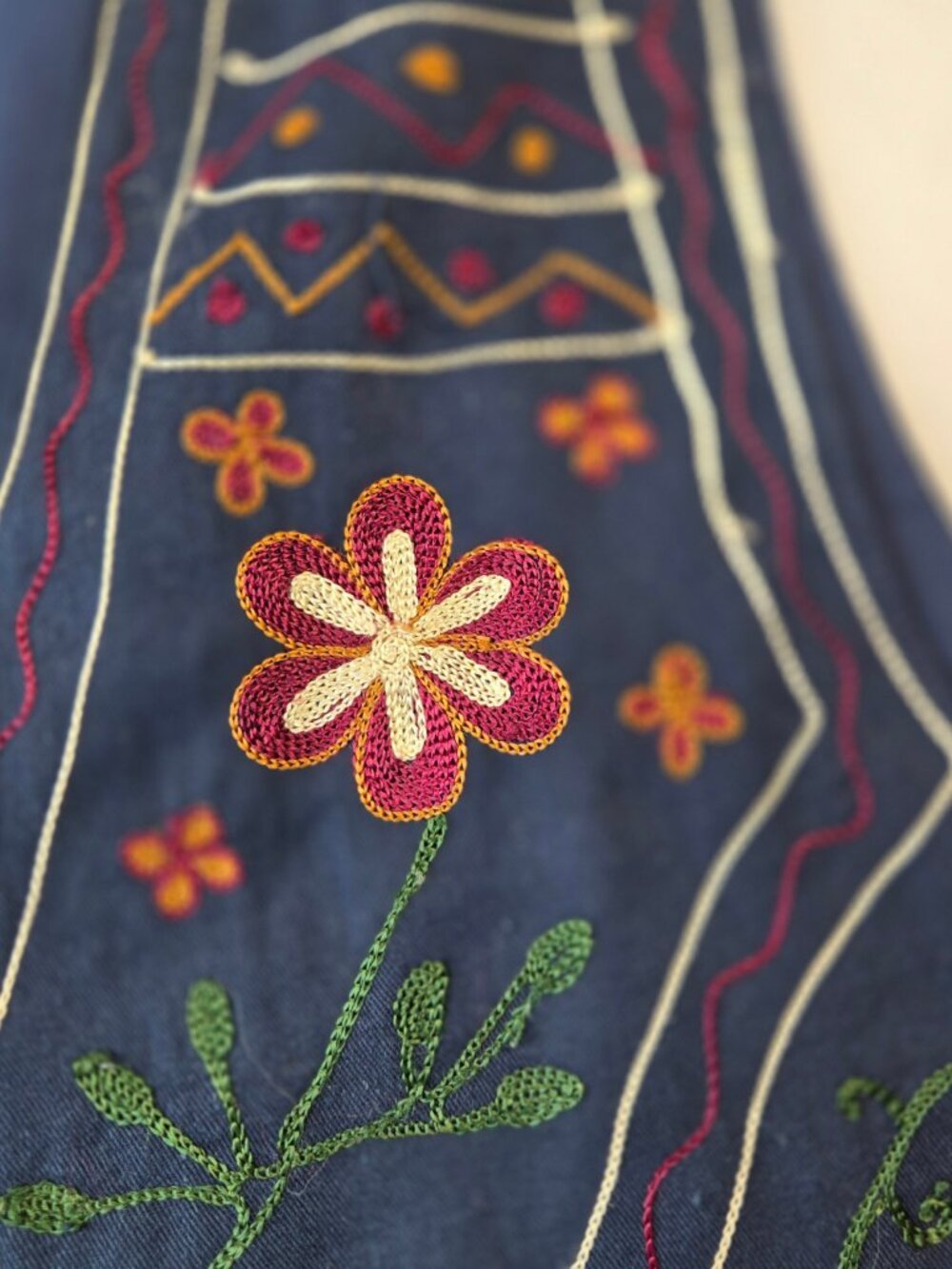 Vintage Southern Lady Embroidered floral vest - Picture 4 of 9